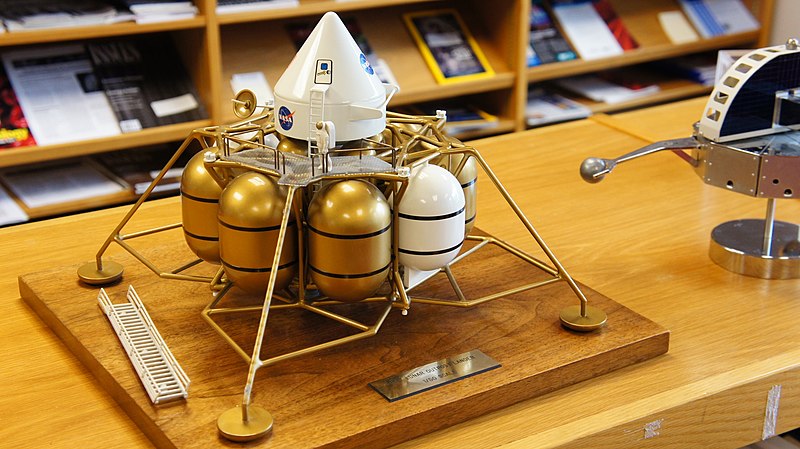 File:Lunar Outpost Lander - NASA HQ Library Artifact and Miniature Collection (8394245004).jpg