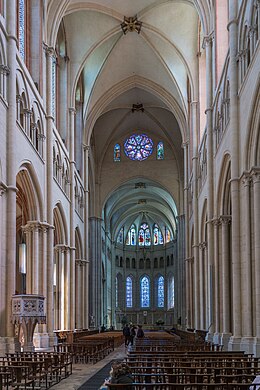 Fotografia colorida do interior da catedral, do portal ao coro