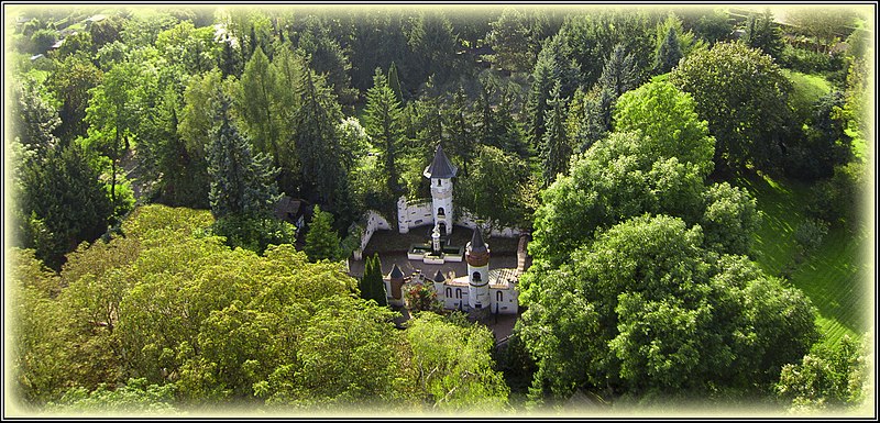 File:Märchengarten Schloss.jpg