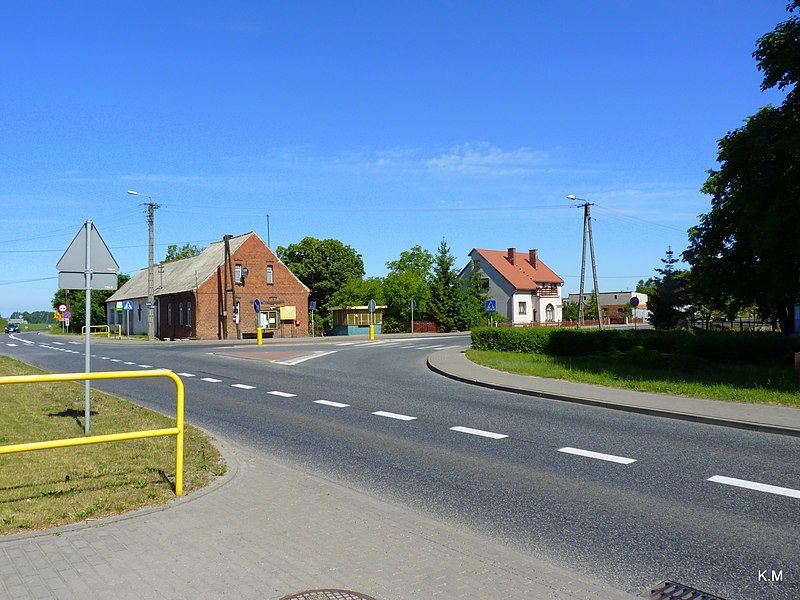 File:Mąkowarsko skrzyżowanie drogi 25 i drogi 237 - panoramio.jpg