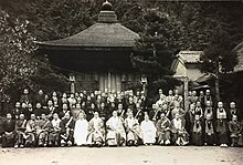 昭和初期の本堂と僧侶や人々