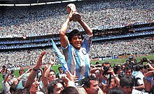 Diego Maradona soulevant le trophée de la Coupe du monde en 1986.