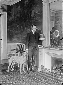 Marcel Boulenger posant com filho chien 1921.jpg