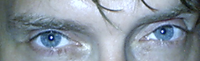 Olhos azuis.