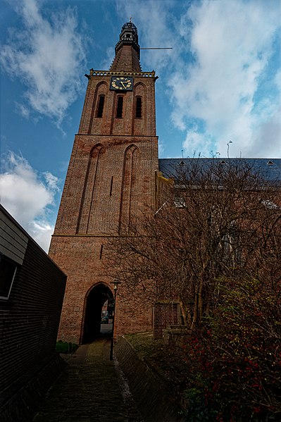 File:Medemblik - Kerksteeg - View North on Grote of Bonifaciuskerk - Tower 1404, Churchnaves 1517 (fire), 1524 (fire), 1555, restored in 1993.jpg