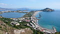 Utsikt fra Monte di Procida med stranden i Miliscola, Capo Miseno og det indre bassenget til den gamle havnen i Miseno.