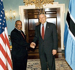 Festus Mogae (balra) a volt amerikai külügyminiszterrel, Colin Powellel