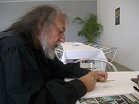 Pierre Dubois wijdt een van de albums van La Légende du Changeling in op het festival Trolls et Légendes in Bergen, 24 april 2011.