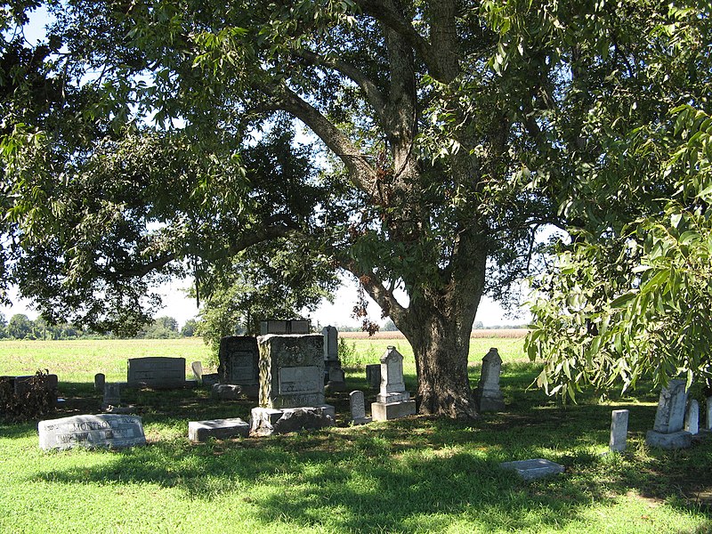 File:Montroy Cemetery (1381073484).jpg