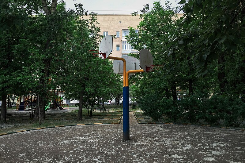 File:Moscow, Bagrationovsky Proezd 1 basketball tree (31253579082).jpg