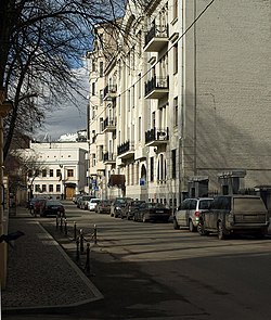 Vista de la casa No. 6 desde la residencia patriarcal (No. 5).  Al fondo, el edificio blanco de la Embajada de México.