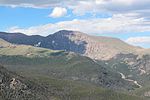 Mumie Mountain, při pohledu z Trail Ridge Road, červenec 2016.jpg