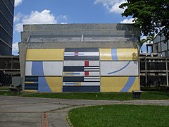 Mural de Mateo Manaure Título: Sin título. Autor: Mateo Manaure. Año: 1954. Ubicación: Mural externo de la Sala de Conciertos. Al suroeste de Tierra de Nadie, antes de llegar a la Biblioteca Central.