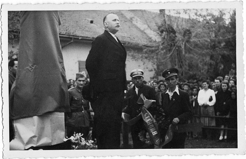 File:Muzej u Vrbasu, Spomenik 1946.jpg
