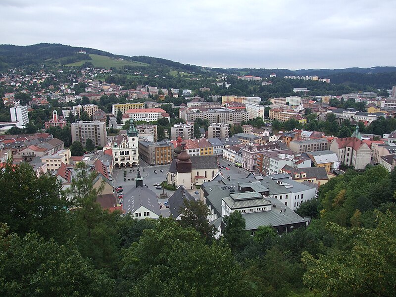 File:Náchod, výhled ze zámku na Masarykovo náměstí.jpg