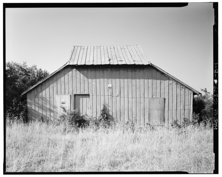 File:NORTH FRONT - Harper-Featherstone Farm, Dairy Barn, .7 mile west of County Road 81, Lowndesville, Abbeville County, SC HABS SC,1-LOWN.V,1-B-1.tif