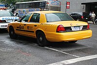 Un coche de policía camuflado, en las condiciones de la ciudad de Nueva York, taxis en abundancia.  Es casi imposible distinguirlo de un taxi real.