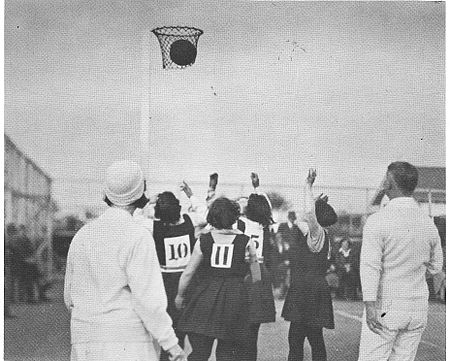 Tập_tin:Netball_NZ_1920s.jpg