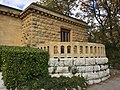 La terrasse de la salle de conférence, à l'est