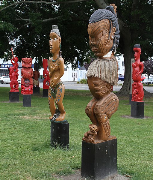 File:Nga Pou o Heretaunga 4 (31858750816).jpg