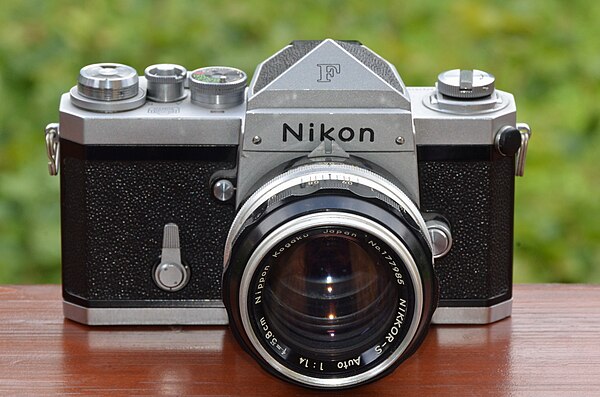 Nikon F professional SLR camera with eyelevel prism and early NIKKOR-S Auto 1,4 f=5,8cm lens (1959)