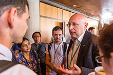 Nobel laureate Stefan Hell in discussion with young scientists. Photo: Ch. Flemming/Lindau Nobel Laureate Meetings. Nobel laureate Stefan Hell at 65th Lindau Nobel Laureate Meeting.jpg