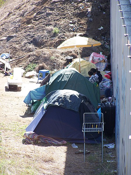 File:Nomadi Roma tendopoli Ponte Mammolo.jpg