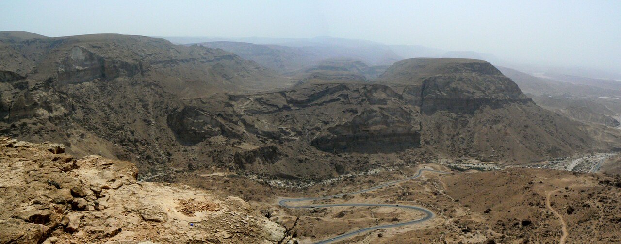      Graben 1280px-Normal_fault_yemen