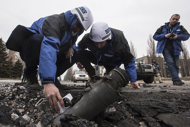 File:OSCE SMM monitoring the movement of heavy weaponry in eastern Ukraine (16544234180).jpg