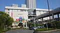 オーロラシティ（西武東戸塚店・オーロラモール・オーロラモールアネックス・イオンスタイル東戸塚） - 西武館及びオーロラモール館の4階は、東戸塚駅東口とペデストリアンデッキで結ばれている。
