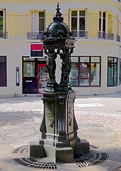 P1320938 Paris XIX Av Bolivar og rue Manin-fontenen Wallace rwk1.jpg