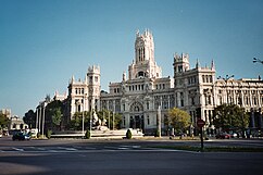 La plaza de Cibeles (Madrid) es una plaza circular que da fin al Salón del Prado, un paseo arbolado que alberga tres de los más importantes museos de pintura del mundo (el Prado, el Thyssen y el Reina Sofía). En la Plaza se sitúan la Casa de América, el Ministerio de Defensa, el Banco y el Palacio de Comunicaciones (que está previsto convertir en sede central del Ayuntamiento). La perspectiva incluye la Puerta de Alcalá.