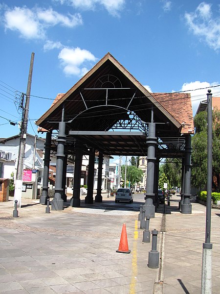 File:Palco elevatório em Dois Irmãos 001.JPG