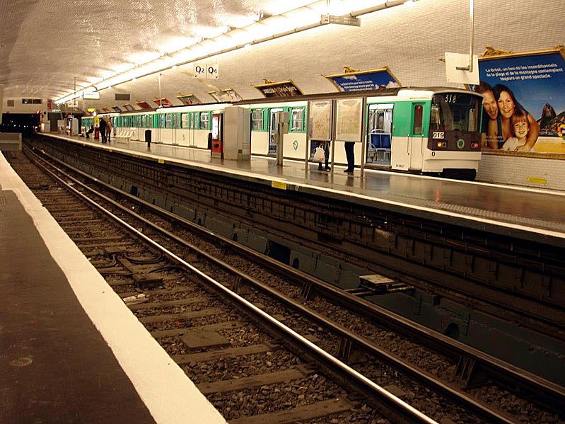 File:Paris Metro - Ligne 3 - Pont de Levallois - Becon 01.jpg