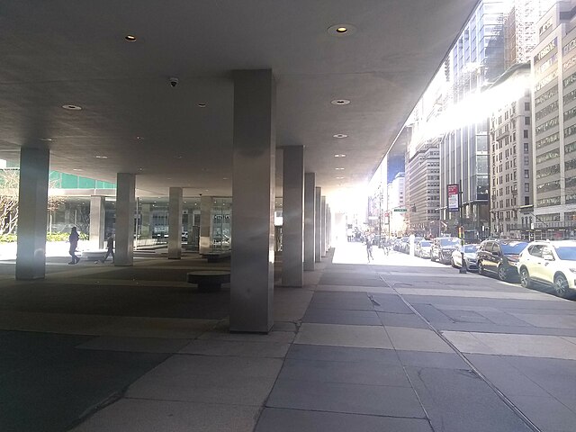 The columns on Park Avenue are set 10 feet (3.0 m) behind the lot boundary to avoid interfering with the walls of the Park Avenue railroad tunnel.