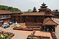 Patan-Palastplatz-46-Nordseite-davor Mani Dhara-Becken-rechts Suedpavillon und Manimandapa-Pavillon-2014-gje.jpg