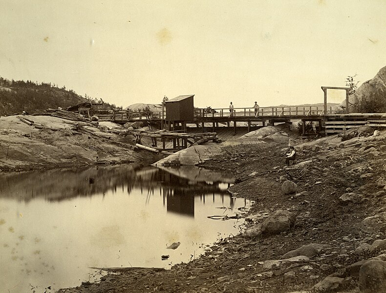 File:Petit pont de bois à Tadoussac (Québec).jpg