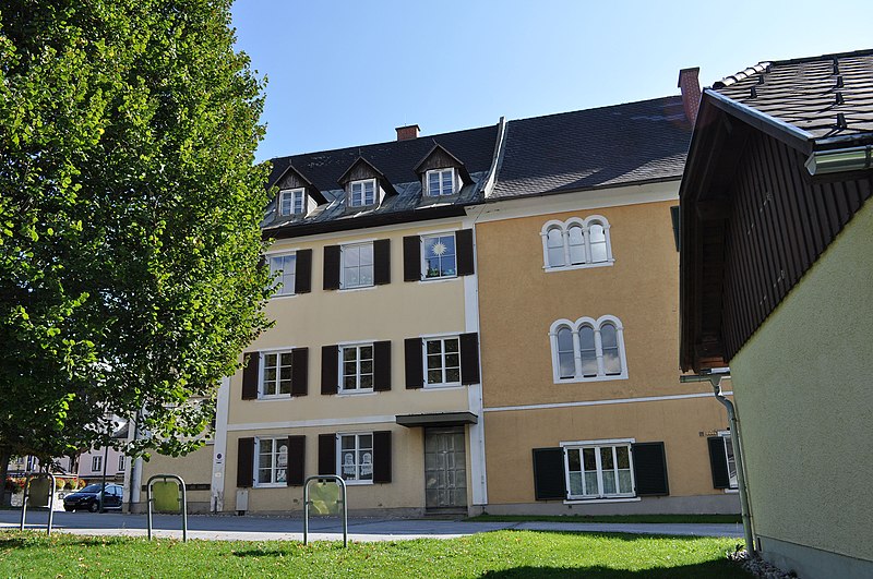 File:Pfarrhof mit Nebentrakt.jpg