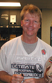 Phil Simms em Rams Park 2004-10-07.jpg