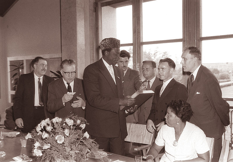 File:Predsednik republike Mali Modibo Keita s spremstvom v tovarni glinice in aluminija Boris Kidrič v Kidričevem 1961 (3).jpg