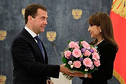 Presentere russiske statsdekorasjoner for utenlandske borgere.  Rektor for Baku -grenen ved Moscow State University Nargiz Pashayeva Aserbajdsjan mottar Order of Friendship.jpeg