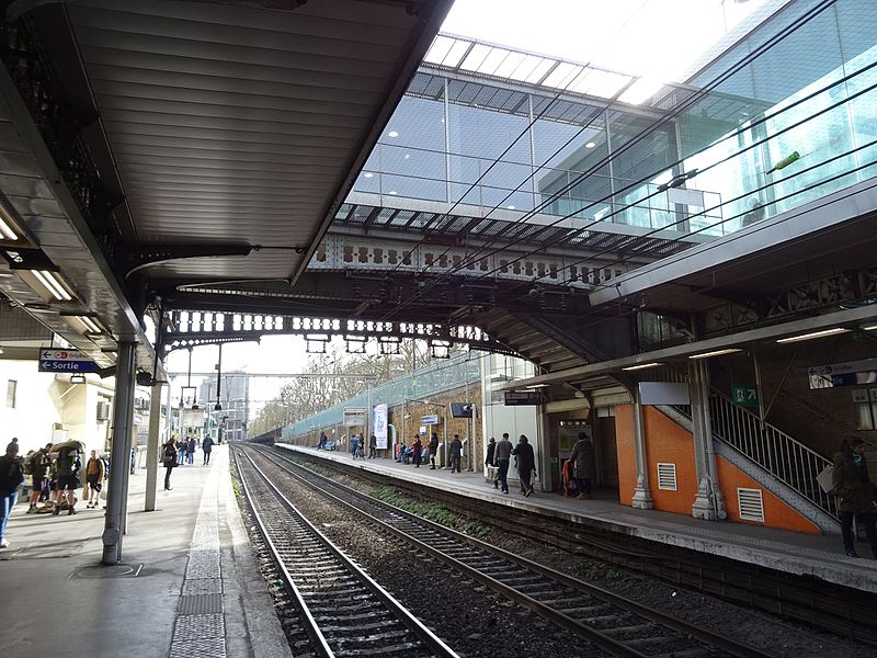 File:Quais et bâtiment voyageurs de la gare Denfert-Rochereau.jpg