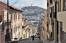 Vista del centro storico. Sullo sfondo è visibile la Vergine di Quito, posta sul Panecillo