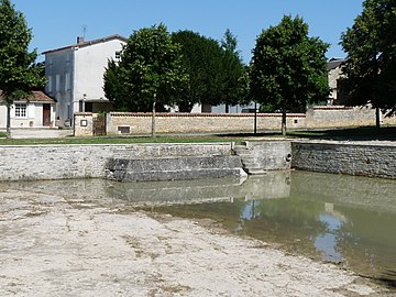 La mare, au bourg