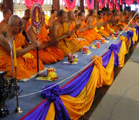 Buddhalaisia munkkeja Thaimaassa. Kuvalhde: Wikipedia