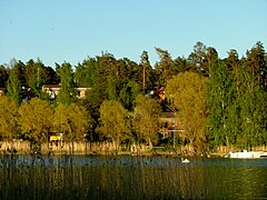 Habitations au bord de la baie Vartiokylänlahti à Rastila.