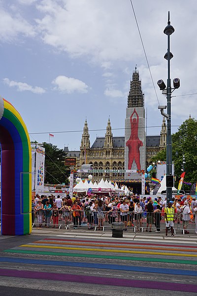 File:Regenbogenparade 2019 (DSC00067).jpg