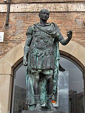 A statue of dictator Julius Caesar. Rimini083.jpg