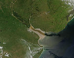 Río de la Plata, typický příklad ústí, kde převládá energie přímá z Atlantského oceánu.