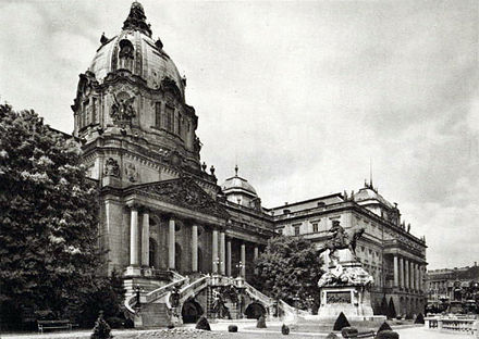 View of the dome and the terrace with Prince Eugene's monument (1926)